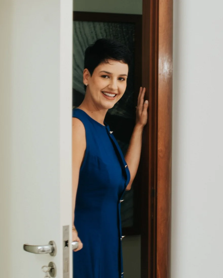 Karine Piancastelli à porta do consultório